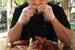 爽歪歪！西熱力江：回到新疆從現(xiàn)烤的烤全羊吃起！