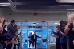 凱旋，獨(dú)行俠CEO里克- 維爾茨 攜帶狀元簽返回獨(dú)行俠