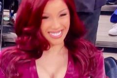 紅色！卡姐上次看球穿的這套更有味道的說