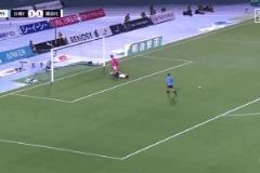 年度最離譜烏龍預(yù)定？川崎前鋒吊射中框，橫濱FC外援解圍踢疵