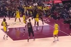 悠著點??！米球王剛復出欲隔扣重重摔倒在地