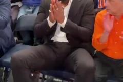 很多新球迷估計都不認(rèn)識他吧？ 尼克斯名宿“小霸王”現(xiàn)場觀戰(zhàn)