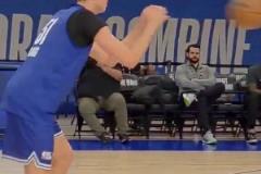 弗拉格聯(lián)合試訓(xùn)三分表現(xiàn)！這出手動作感覺很柔和啊~