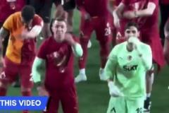 這就是足球！現(xiàn)場(chǎng)直拍博洛尼亞球員奪得意杯冠軍后瘋狂慶祝！