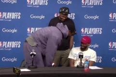 球霸實錘了！蘭德爾看到華子趕緊讓座 華子還“趕”走了康利