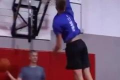 有緣分！13歲弗拉格時(shí)練扣籃 那時(shí)候就穿著一件獨(dú)行俠T恤