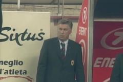 老煙槍教頭！03年意杯米蘭進球，鏡頭給到安切洛蒂在抽煙！