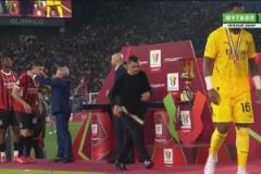 全場(chǎng)比賽米蘭毫無亮點(diǎn)！孔塞桑領(lǐng)取亞軍獎(jiǎng)牌拒絕佩戴！