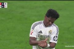 腳感不佳！姆巴佩禁區(qū)內(nèi)做球，恩德里克跟進抽射直上看臺！