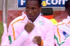 嚇死魔獸了！C羅世界波擊中立柱后德羅巴默默在胸前劃十字架