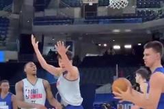 約里約氣！楊瀚森展現策應&內線能力 不滿未響哨向裁判攤手