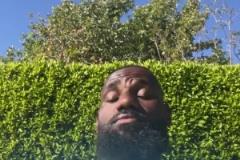 40歲小老頭的假日時光詹姆斯在后院放松聽歌 搖頭晃腦