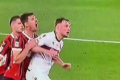 你怎么看？米蘭后衛(wèi)加比亞防守角球時(shí)遭博人后衛(wèi)無情鐵肘+鐵山靠