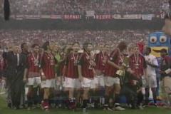 青春記憶涌上心頭！03年米蘭意杯奪冠頒獎(jiǎng)，馬隊(duì)高舉獎(jiǎng)杯全隊(duì)?wèi)c祝