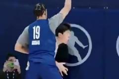 這對(duì)抗是真扎實(shí)??！楊瀚森在籃下強(qiáng)吃對(duì)手，生頂?shù)交@下一個(gè)2+1輕松愉快！