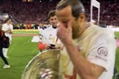 開心！回顧奪冠現(xiàn)場凱恩感受德國啤酒??！這色澤真漂亮??！