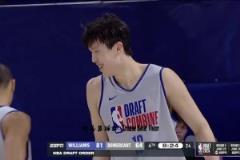 霸氣！楊瀚森籃下吃餅劈扣2+1微微一笑擊掌贏得隊(duì)友信任！