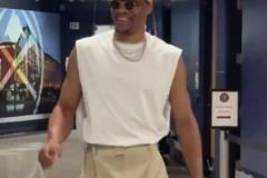 倆三雙王！G6不容有失！威少神情輕松抵達球館 約老師緊隨其后