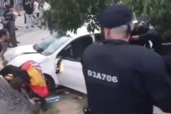 現(xiàn)場一片混亂！巴薩vs西班牙人場外發(fā)生車禍 有球迷倒在地上不起