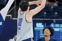 不信邪？19號(hào)臟辮大個(gè)子想挑戰(zhàn)楊瀚森，小楊這切球手速太快了吧！