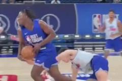 這名字是個(gè)狠人??！錫安-詹姆斯生搶楊瀚森簡直是禽獸啊