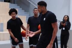 看歐文打球也就圖一樂(lè)，真學(xué)技術(shù)還得跟字母哥