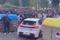 西班牙人vs巴薩賽前場外，一車輛突然加速沖入球迷人群，據(jù)悉未造成人員死亡