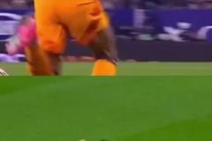 皇馬球迷：同一球場對(duì)同一個(gè)對(duì)手，對(duì)姆巴佩鏟球甚至不是黃牌