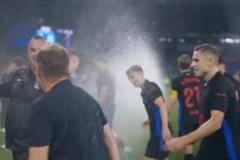 阻止慶祝！西班牙人噴水驅(qū)趕巴薩球員！巴薩球員無視仍唱跳慶祝