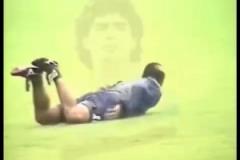 當(dāng)球王化身海豹！珍藏視頻：苦中作樂的馬拉多納！