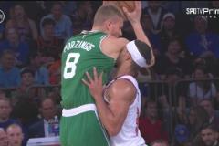 生化攻擊哈特防守時臉直接貼到波津腋下，隨后被換下場休息！