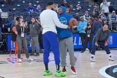 總決賽見？唐斯首回狼主場時和華子深情擁抱，華子一直拉著唐斯聊