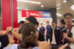 球迷寵兒！賽后謝場，蒯紀(jì)聞到哪喊聲到哪，看臺球迷還送上禮物