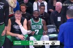 衛(wèi)冕還是難??！三節(jié)沒結(jié)束布朗便六犯離場，隨后綠軍派上全替補！