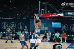 楊瀚森籃下扣籃打2+1，隊(duì)友趕忙跑過來喊：“YAO YAO YAO”