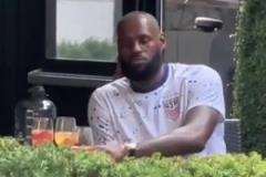 名人太難了！詹姆斯街頭吃飯，被民眾圍觀拍照