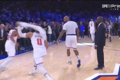 老將塔克帶頭拍大頭屁股結(jié)果布倫森只敢追著麥克布萊德打~