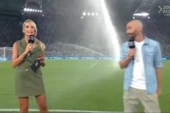 故意的嗎？意大利美女主持人被灑水器淋濕