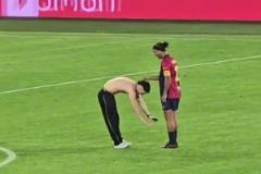 球迷沖進球場與小羅合影，離開時模仿C羅Siu慶祝