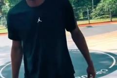 哥們兒你咋想的？竟然問(wèn)八村塁選詹姆斯還是庫(kù)里