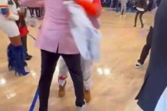 屬你最開心尼克斯死忠A-史密斯跟布倫森握手&和李瘋狂慶祝