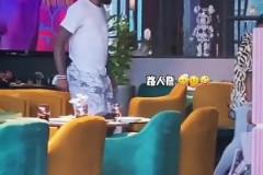 享受假日生活！網(wǎng)友拍到詹姆斯逛街 膝傷恢復(fù)得不錯