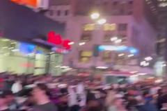 街上人山人海！這是尼克斯晉級(jí)后紐約不夜城熱鬧場景