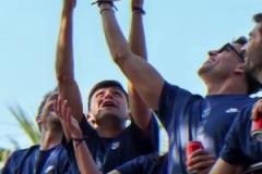 沙灘球發(fā)音近似金球獎(jiǎng)！巴薩冠軍游行球員高舉沙灘球嘲諷維尼修斯