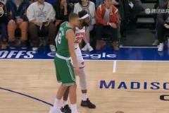 在打比賽呢你要干什么波津突然一下抱住米切羅，后者兩罰中一