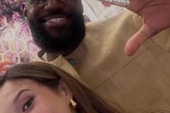 谷愛(ài)凌出席活動(dòng)與詹姆斯合照！網(wǎng)友打趣：這是戈登和老詹合照