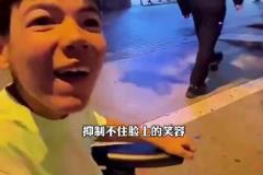 巴薩奪冠巡游，伯納爾把球衣送給了一位殘疾小球迷！