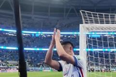 致敬傳奇！于漢超環(huán)繞梭魚(yú)灣謝場(chǎng)，大連上海球迷情感共振