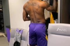 放古代絕對(duì)是個(gè)將軍了！近距離背后視角看詹姆斯有多強(qiáng)壯！