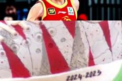 原來賽前開香檳了！孫銘徽G5所穿戰(zhàn)靴上已提前寫上：2024-25CBA總冠軍